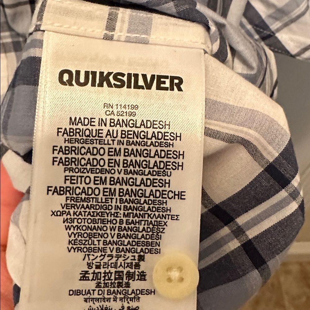 Quiksilver Two Men’s Plaid Button Down Shirts Black/Gray and Blue/White L - Picture 4 of 6